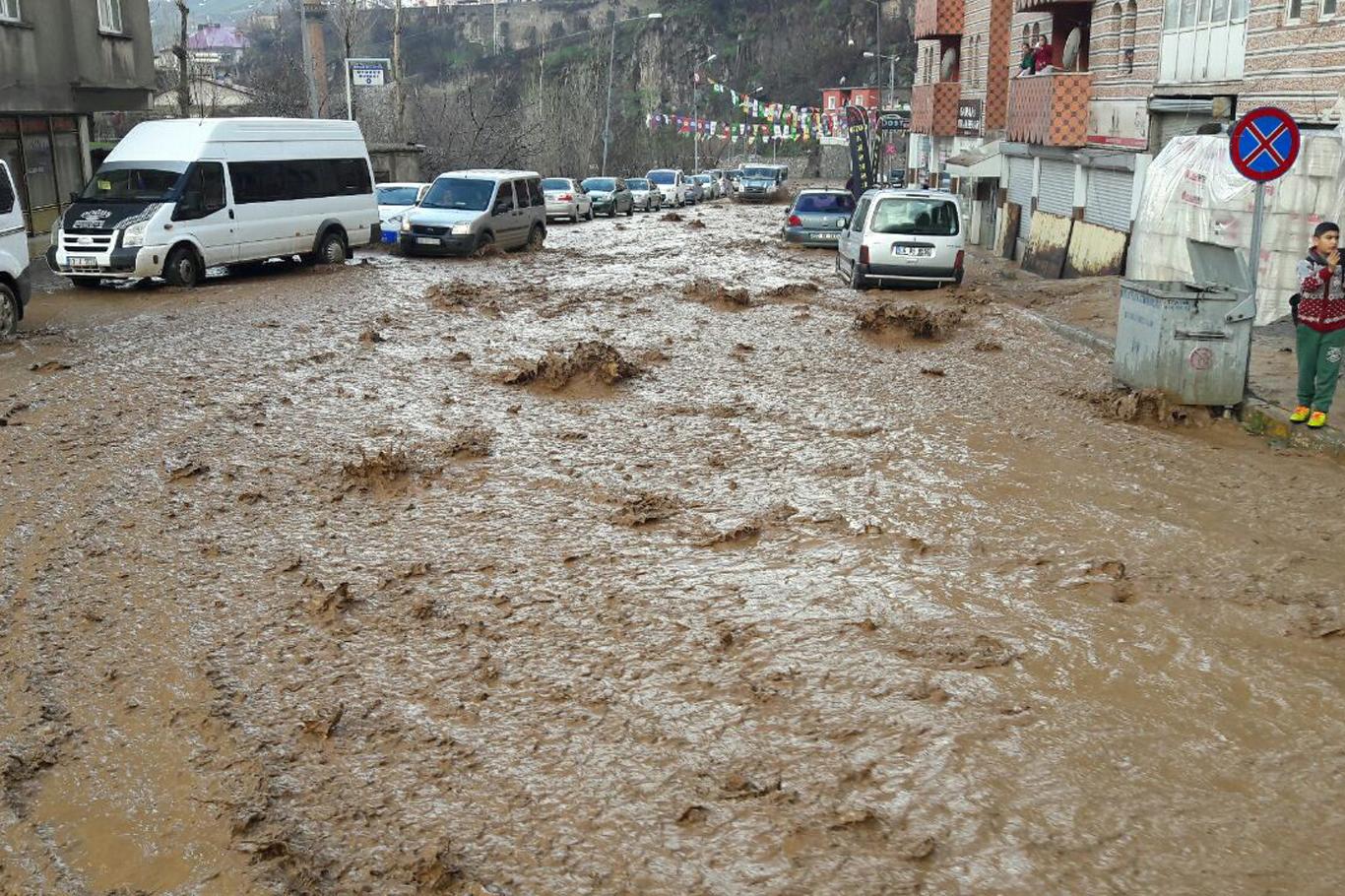 Bitlis'te sağanak yağış hayatı felç etti